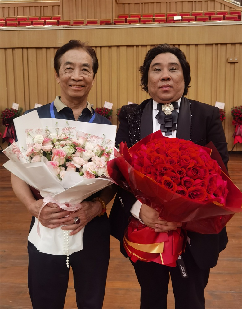音乐长沙•《祖国，你听我说》陆良民原创歌曲暨男中音杨洪铭独唱音乐会“舞台上的鲜花”.jpg