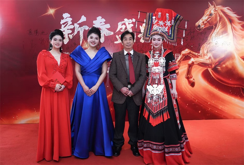 三个学生带着我的三首原创歌曲亮相环球旅游卫视书画春晚.jpg