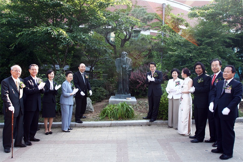 04 韩国仁济大学吴为山雕塑公园内永久耸立《孔子》像，韩国仁济大学董事长白乐皖夫妇（左五、左四）、校长李京浩夫妇（右六、右五）及吴为山教授夫妇（右三、右四）等为雕像揭幕.JPG