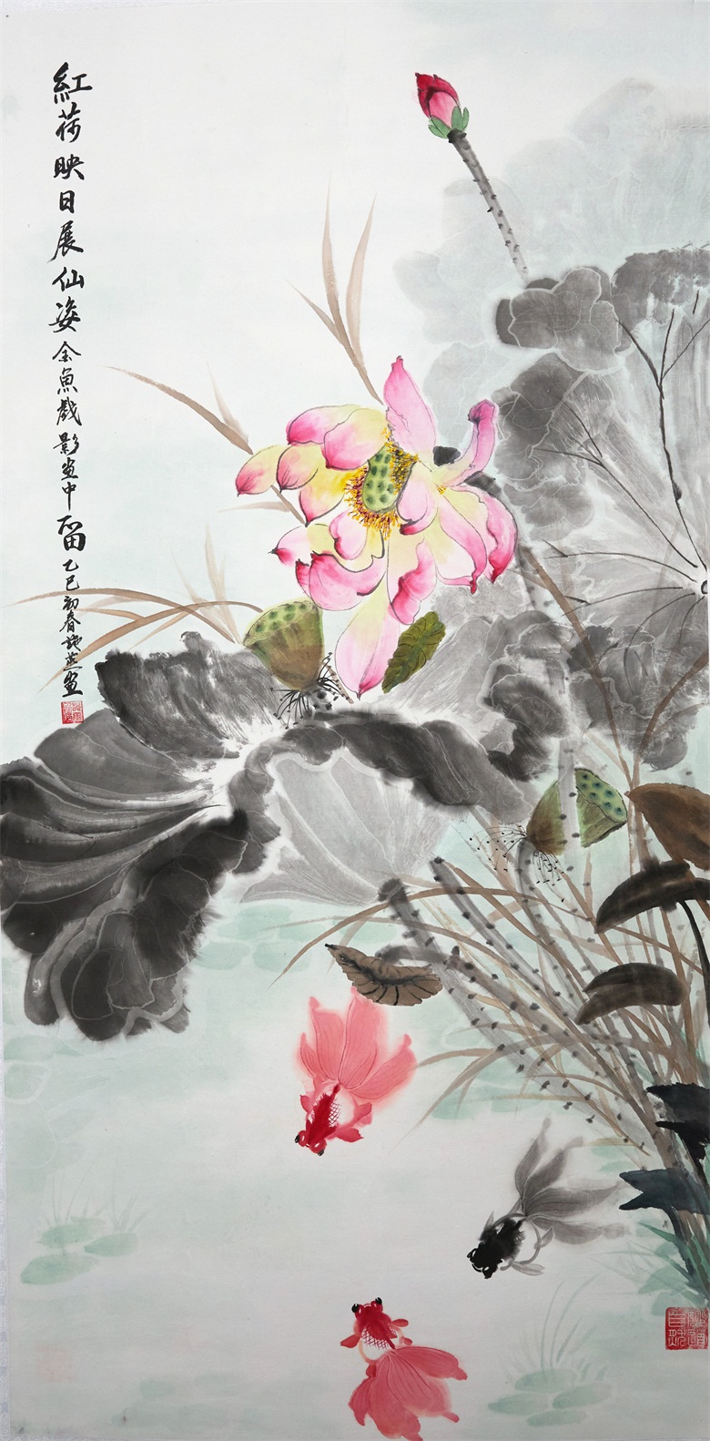 《红荷映日展仙姿 金鱼戏影画中留》138cmx69cm 2025年.jpg